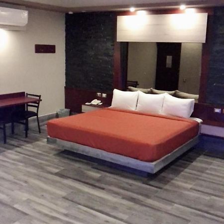 Hotel Plaza Arteaga Монтерей Екстериор снимка