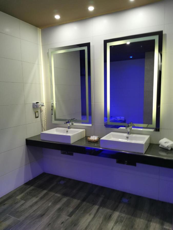Hotel Plaza Arteaga Монтерей Екстериор снимка