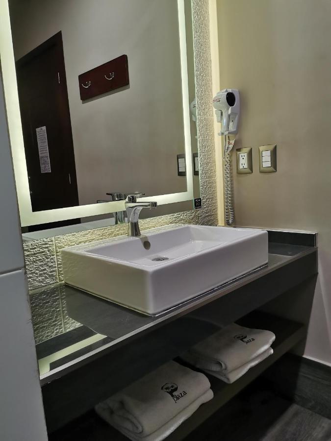 Hotel Plaza Arteaga Монтерей Екстериор снимка