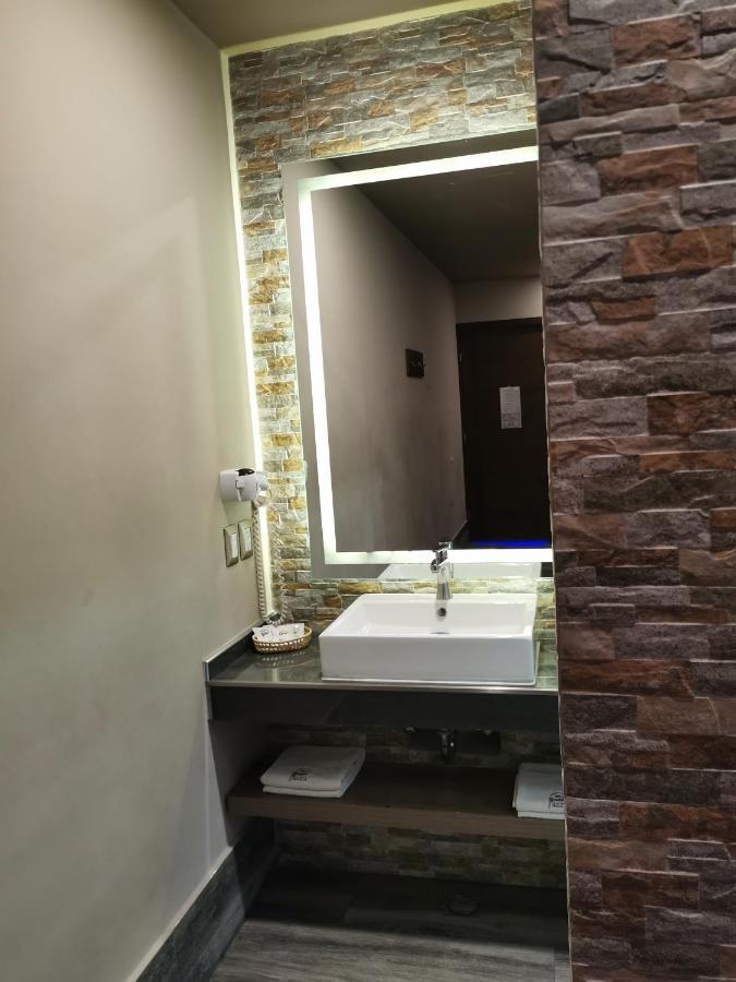 Hotel Plaza Arteaga Монтерей Екстериор снимка