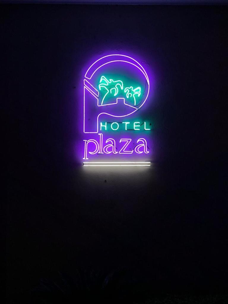 Hotel Plaza Arteaga Монтерей Екстериор снимка